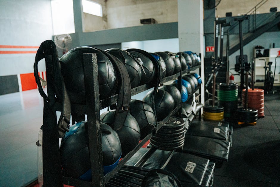 Équipements fitness maison modernes installés dans un salon lumineux avec tapis de yoga et haltères